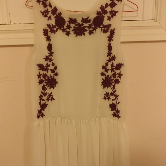 🏷️2/$15 White Embroidered Tunic Dress - Picture 3 of 6